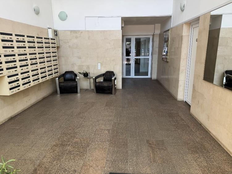 Apartament cu 3 camere semidecomandat, mobilat în Titan