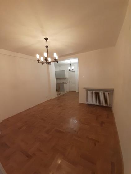Apartament cu 4 camere decomandat în Tei