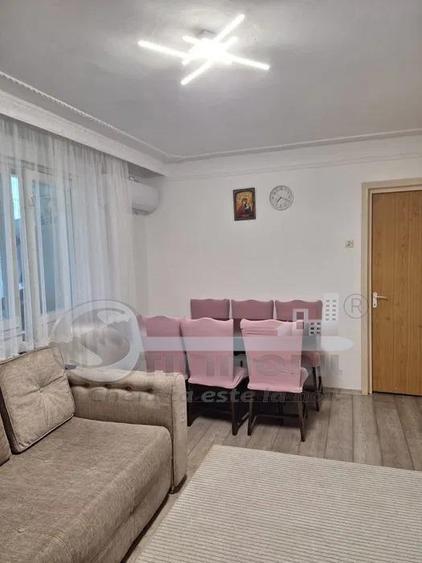 Apartament cu 3 camere semidecomandat în Podul de Piatră