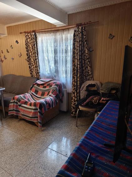 Casă cu 2 camere cu Teren 3000 Mp în Central