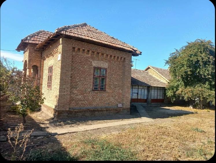 Casă cu 6 camere cu Teren 1200 Mp în Craiovița Nouă