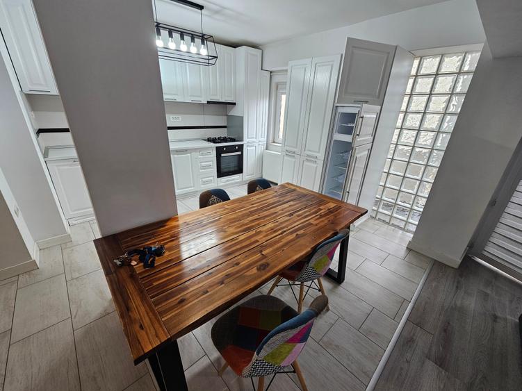 Apartament cu 3 camere semidecomandat, mobilat în Lujerului