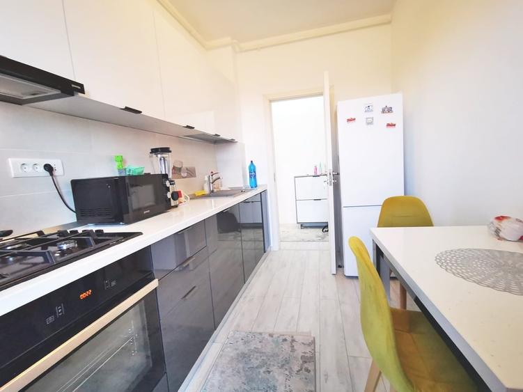 Apartament cu 3 camere semidecomandat în Bucureștii Noi