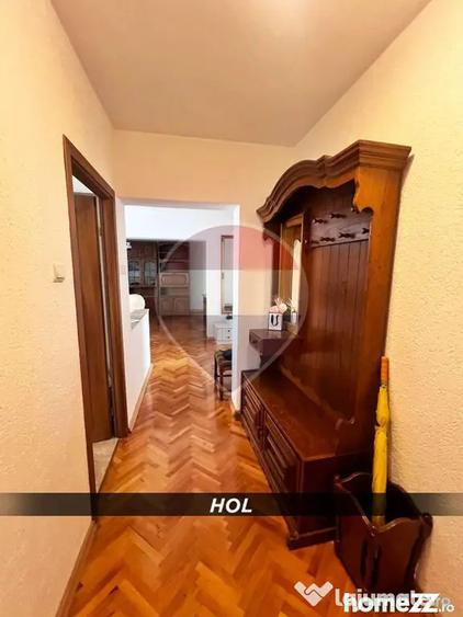 Apartament cu 4 camere decomandat, mobilat în Traian