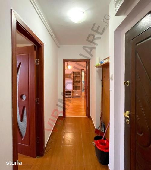 Apartament cu 3 camere semidecomandat, mobilat în 1 Mai