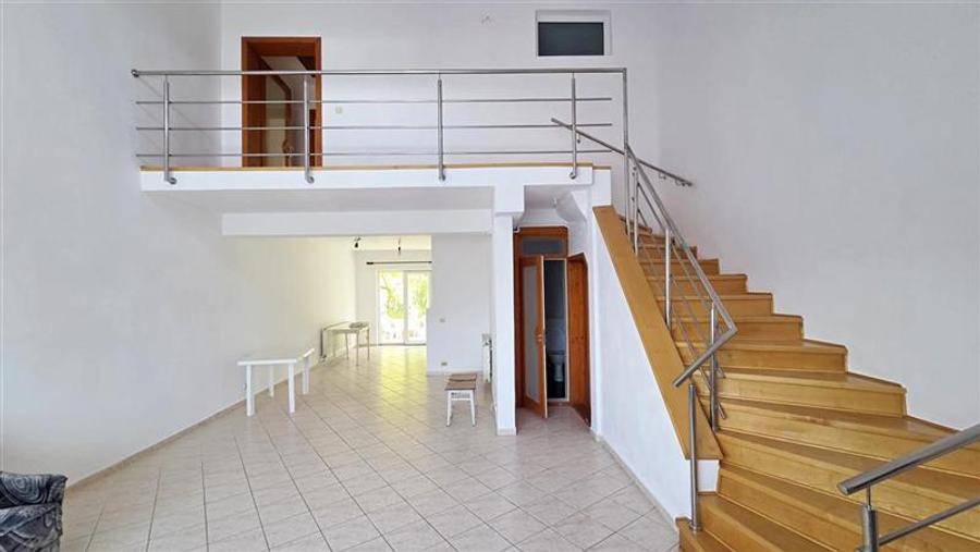 Casă individuală cu 8 camere cu Canalizare în Dumbrăvița