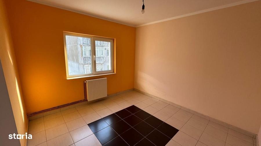 Apartament cu 3 camere semidecomandat în Sud