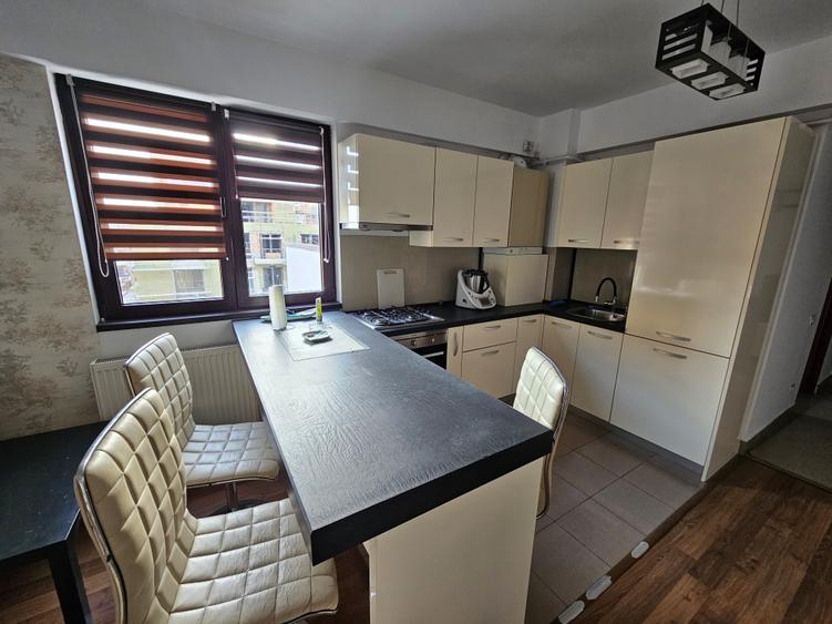 Apartament cu 3 camere semidecomandat în Barbu Văcărescu