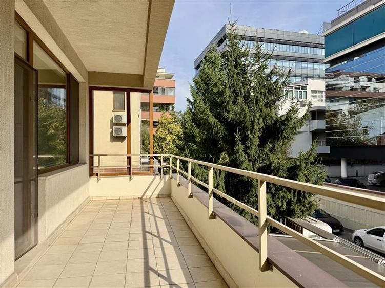 Apartament cu 4 camere semidecomandat, mobilat în Șoseaua Nordului