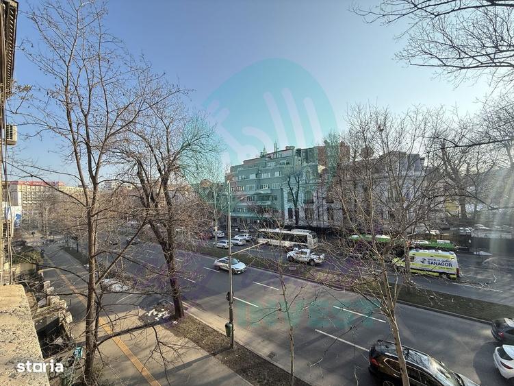 Apartament cu 3 camere semidecomandat în Romană