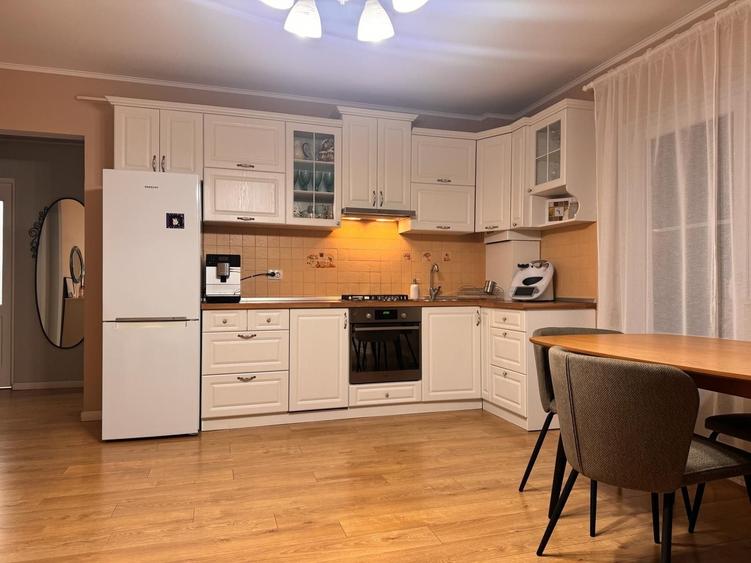 Apartament cu 3 camere semidecomandat în Dosu Bricii