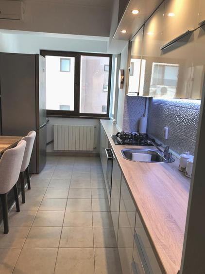 Apartament cu 3 camere semidecomandat, mobilat în Băneasa