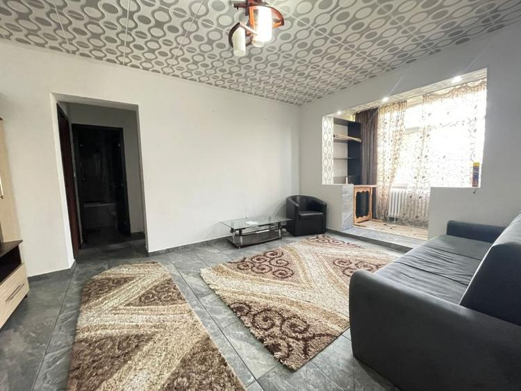Apartament cu 3 camere semidecomandat, mobilat în Podu Roș