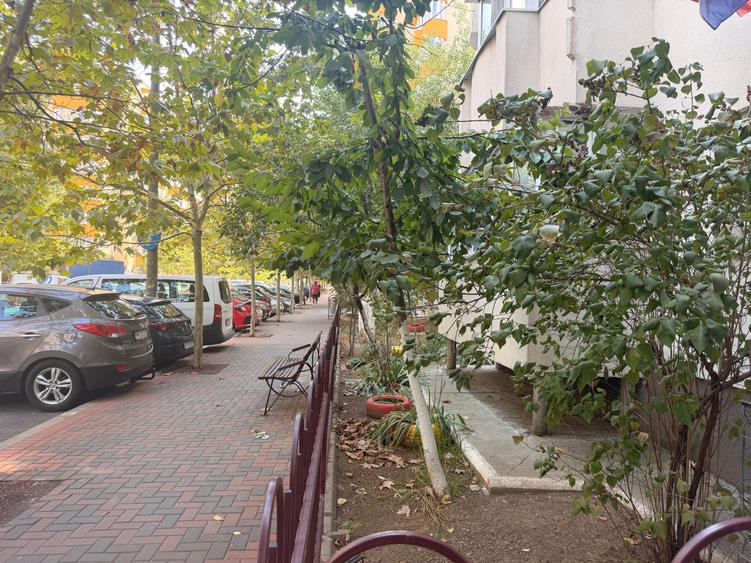 Apartament cu 4 camere decomandat în Mihai Bravu