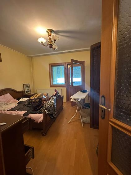 Apartament cu 3 camere semidecomandat în Buzaului