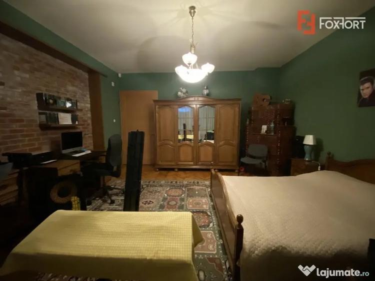 Casă cu 10 camere cu Teren 2000 Mp în Chișoda