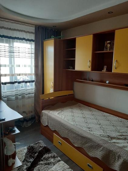 Apartament cu 3 camere nedecomandat, mobilat în Micro 9