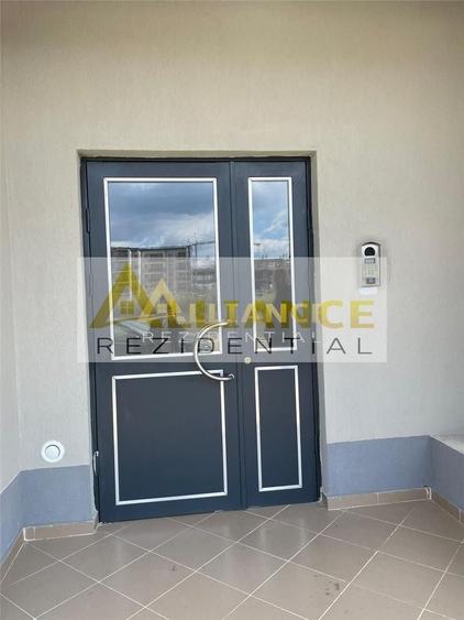 Apartament cu 3 camere decomandat în Metalurgiei
