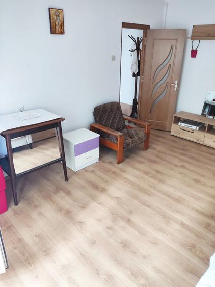 Apartament cu 3 camere semidecomandat în Dacia