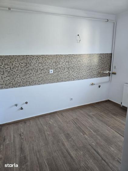 Apartament cu 4 camere în Craiovița Nouă