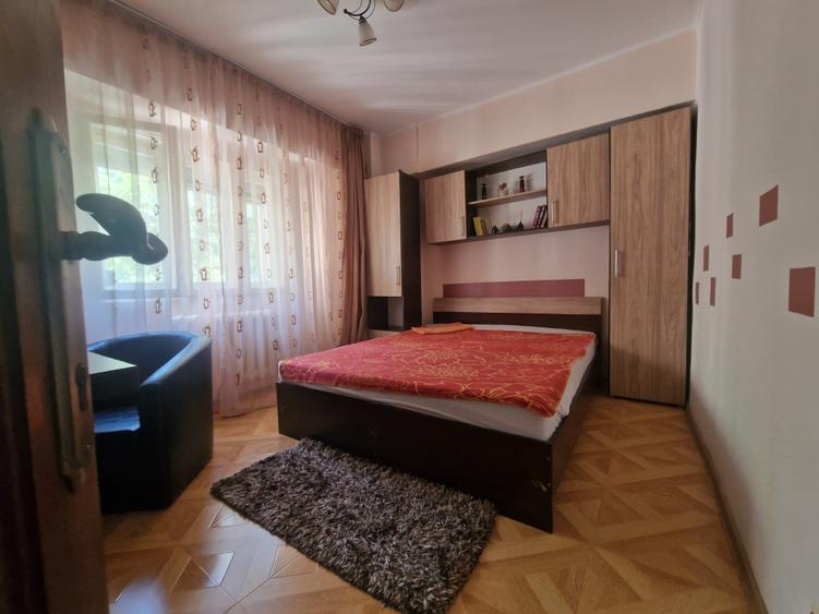Apartament cu 4 camere decomandat în Nicolina