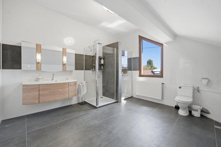 Apartament cu 4 camere decomandat în 6 Vânători