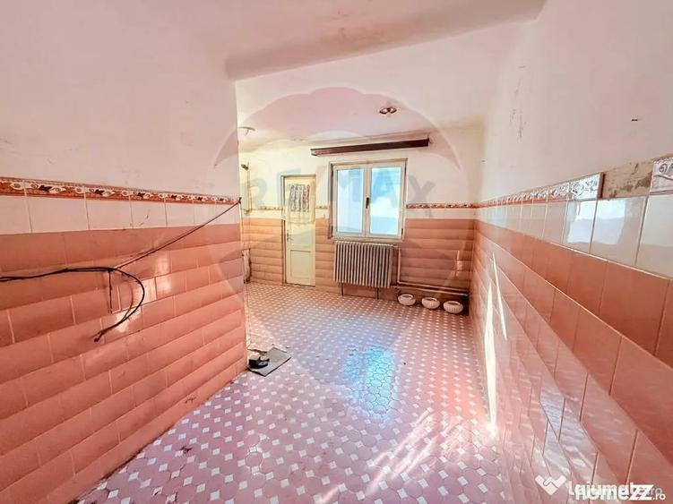 Casă cu 4 camere cu Teren 318 Mp în Gorjului