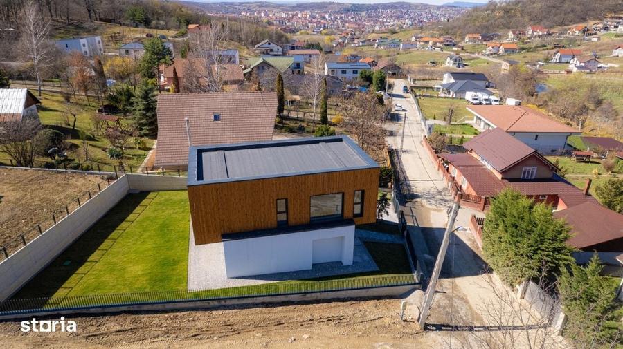 Casă cu 4 camere în Stana