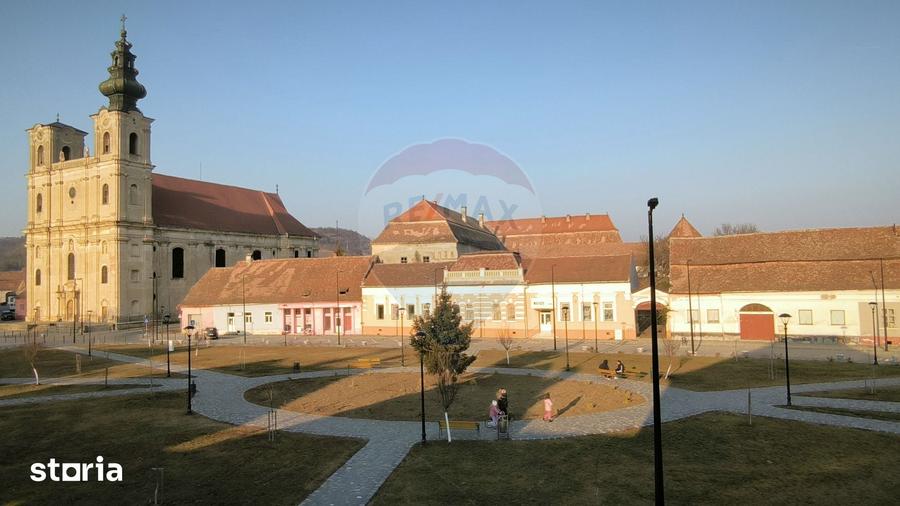 Casă cu 7 camere cu Teren 317 Mp în Central