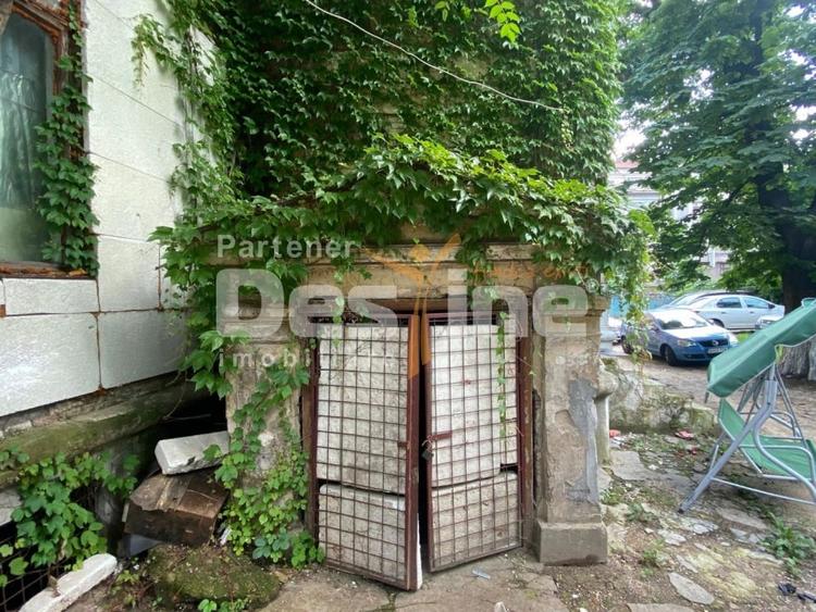 Casă individuală cu 8 camere cu Canalizare în Calea Călărașilor