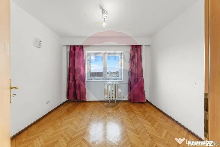 Apartament cu 4 camere decomandat în Intim