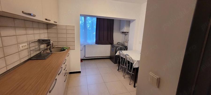 Apartament cu 3 camere decomandat în Micro 4
