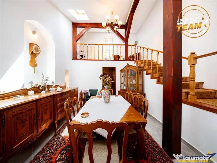 Casă cu 7 camere cu Teren 547 Mp în Central