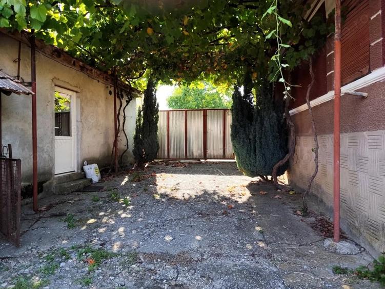 Casă cu 2 camere cu Teren 4600 Mp în Calea Mare