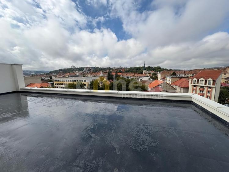 Birou, de 1,600 mp, în Central