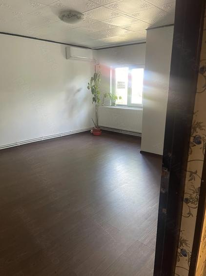 Apartament cu 4 camere decomandat în 1 Decembrie