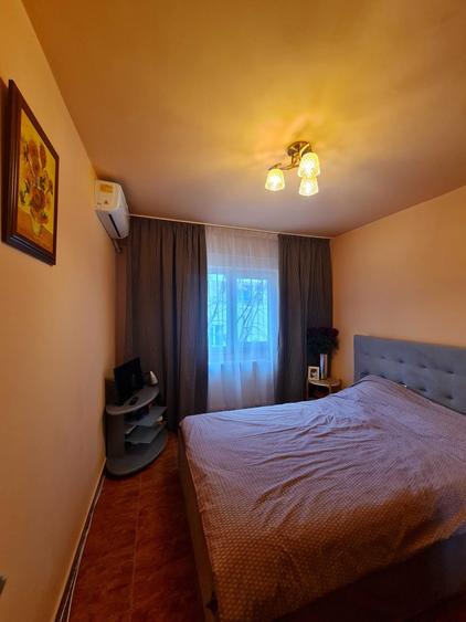 Apartament cu 3 camere decomandat, mobilat în Casa de Cultură