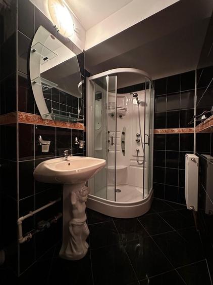 Apartament cu 3 camere decomandat în Pietroasa