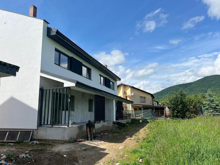 Duplex cu 5 camere cu Teren 369 Mp în Vest