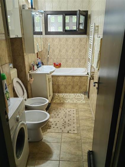 Apartament cu 3 camere decomandat, mobilat în Podul de Piatră