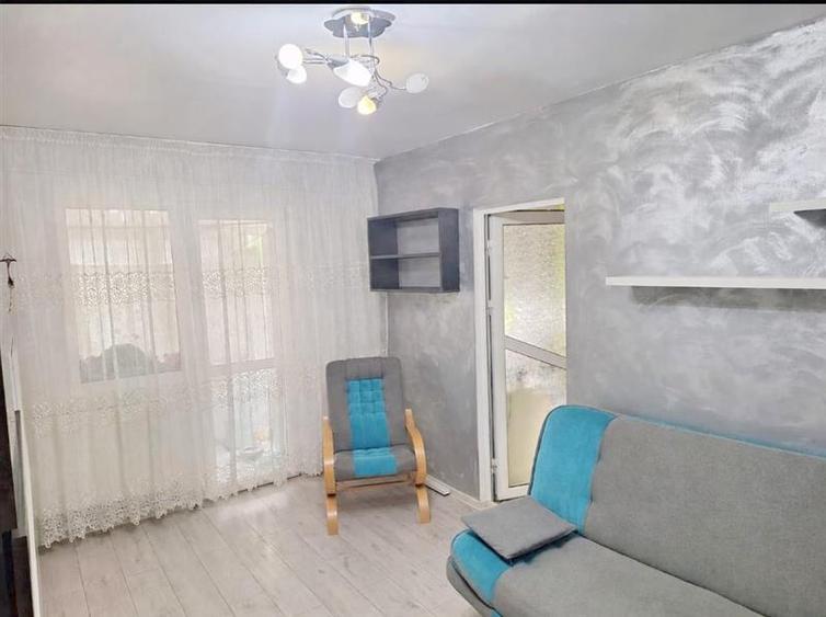 Apartament cu 3 camere nedecomandat, mobilat în Milcov