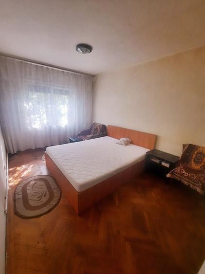 Apartament cu 3 camere semidecomandat în Drumul Carului