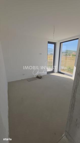 Casă cu 4 camere cu Teren 400 Mp în Tolstoi