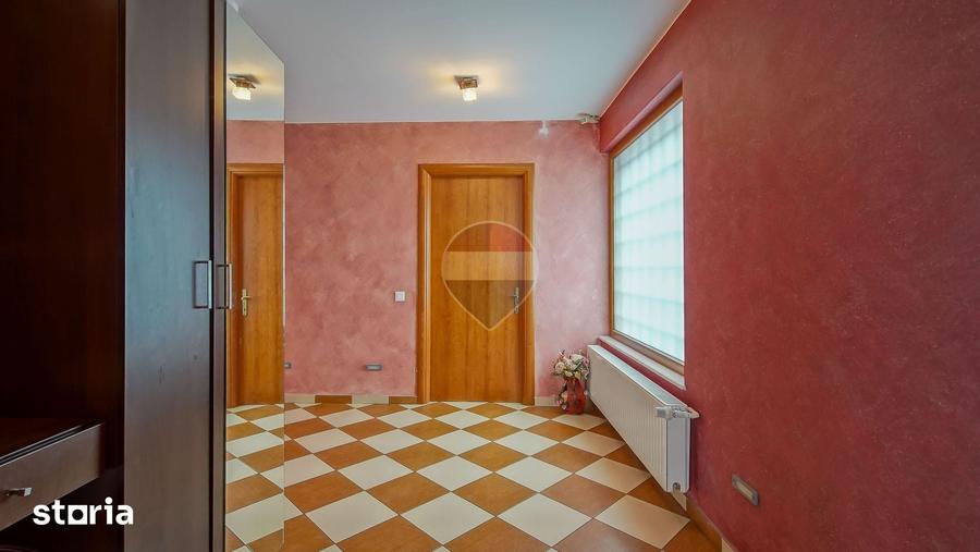 Casă cu 7 camere cu Teren 300 Mp în Central