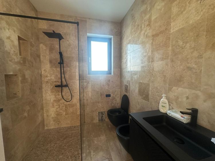 Casă individuală cu 4 camere cu Canalizare în Micești