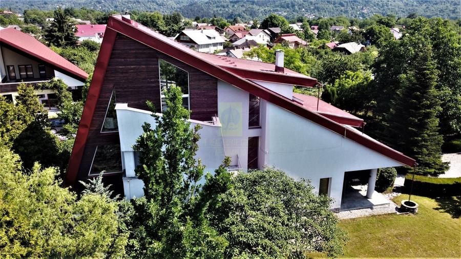 Casă individuală cu 10 camere cu Canalizare în Central