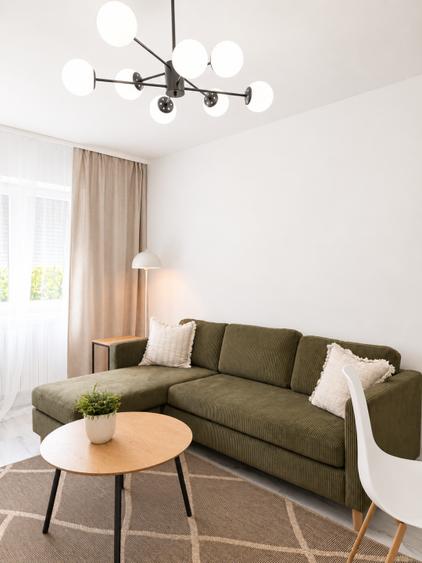Apartament cu 3 camere decomandat, mobilat în Far