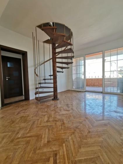 Apartament cu 5 camere decomandat în Soarelui