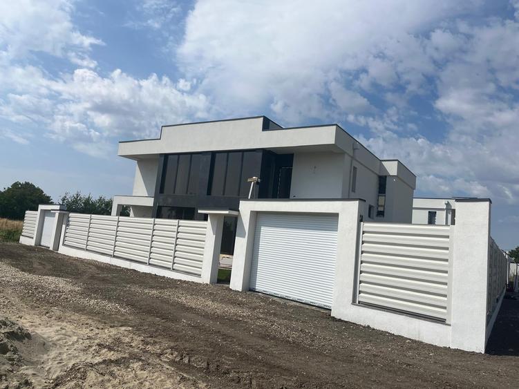 Duplex cu 4 camere cu Canalizare în 1 Decembrie