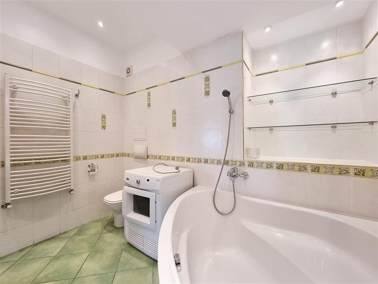 Unfurnished 3-Bedroom Apartment | Arch of Triumph - Kiseleff | Garage & Storage - 12